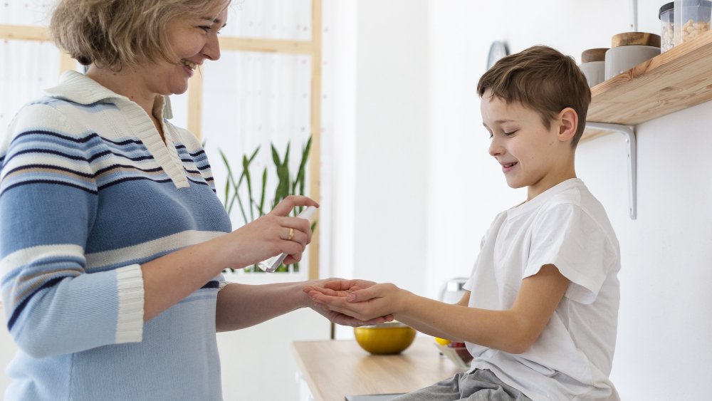5 errores graves al contratar niñeras o cuidadores de adultos mayores (y cómo evitarlos)